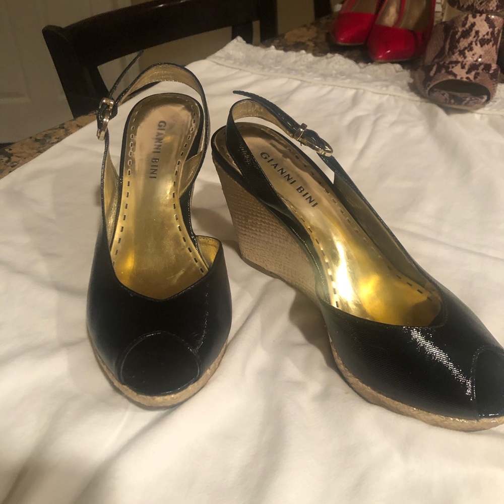 Gianni Bini open toe wedge heel
